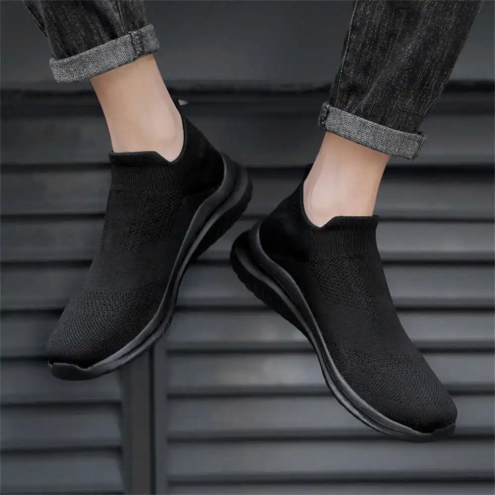 Vintage Fashion Resale - Sepatu olahraga pria, krem lembut baru