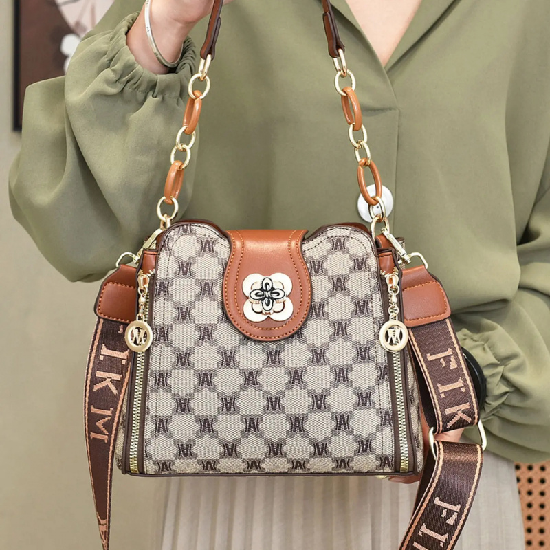 Tas selempang bermotif huruf v - Vintage Fashion Women ulasan dan harga
